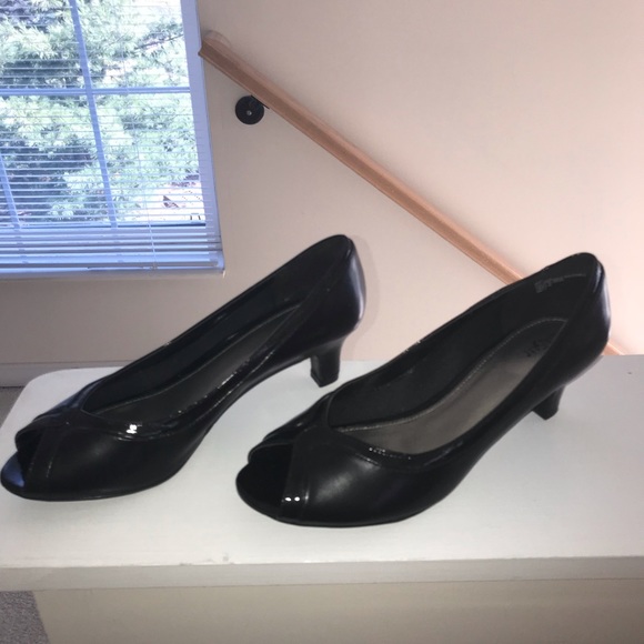NWOT black peep toe heel. - Picture 2 of 6